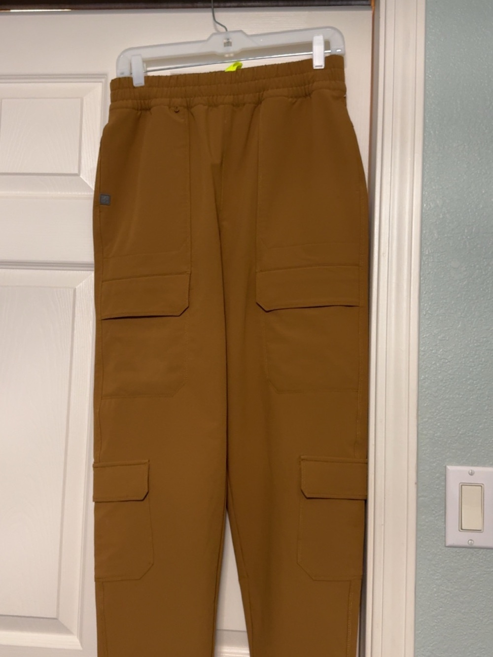 NWOT FIGS Women’s Small Brown Cargo Scrub Pants Jogger Style